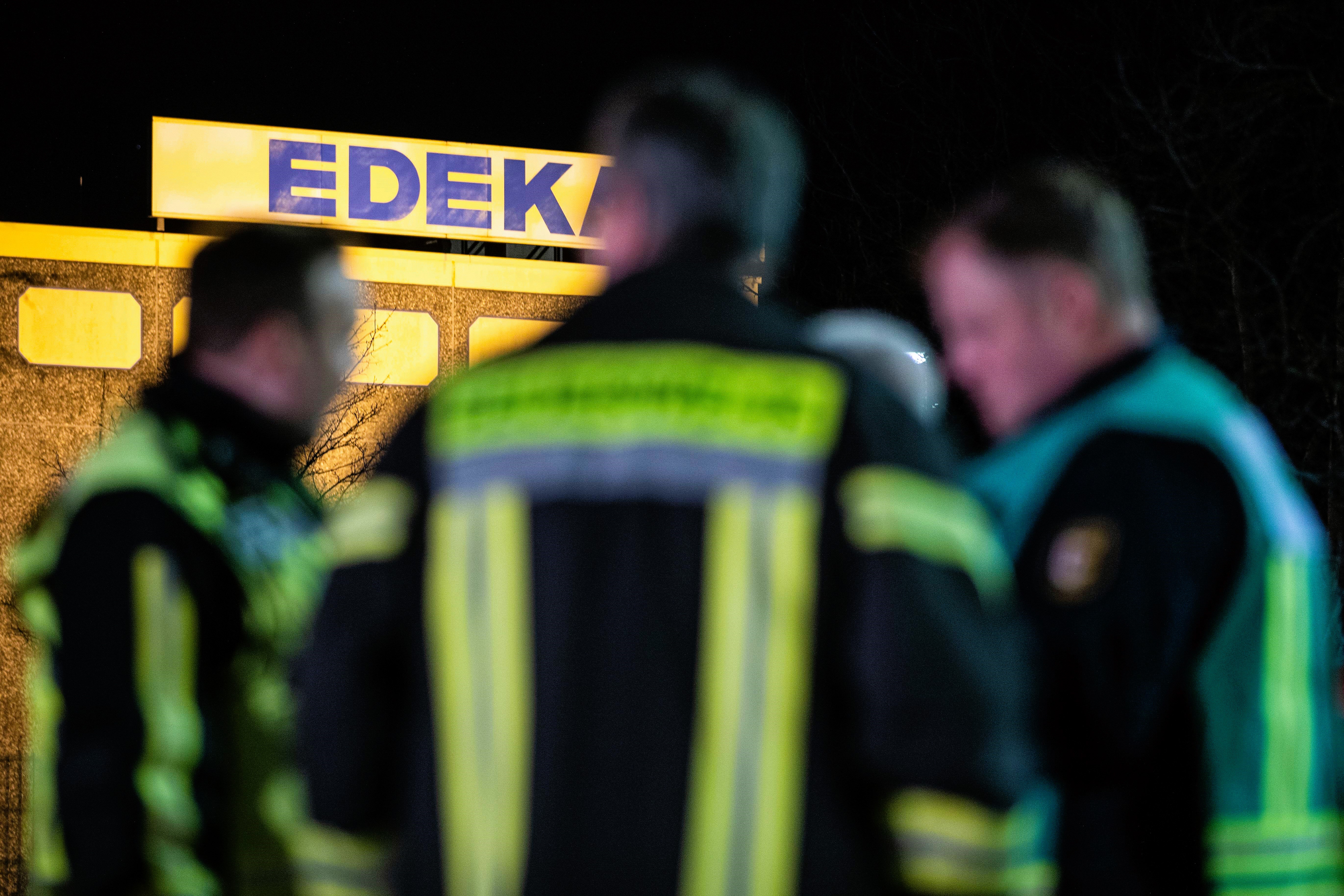 Rentner rast in Edeka Supermarkt-Eingang – 1 Todesopfer und 4 Verletzte!