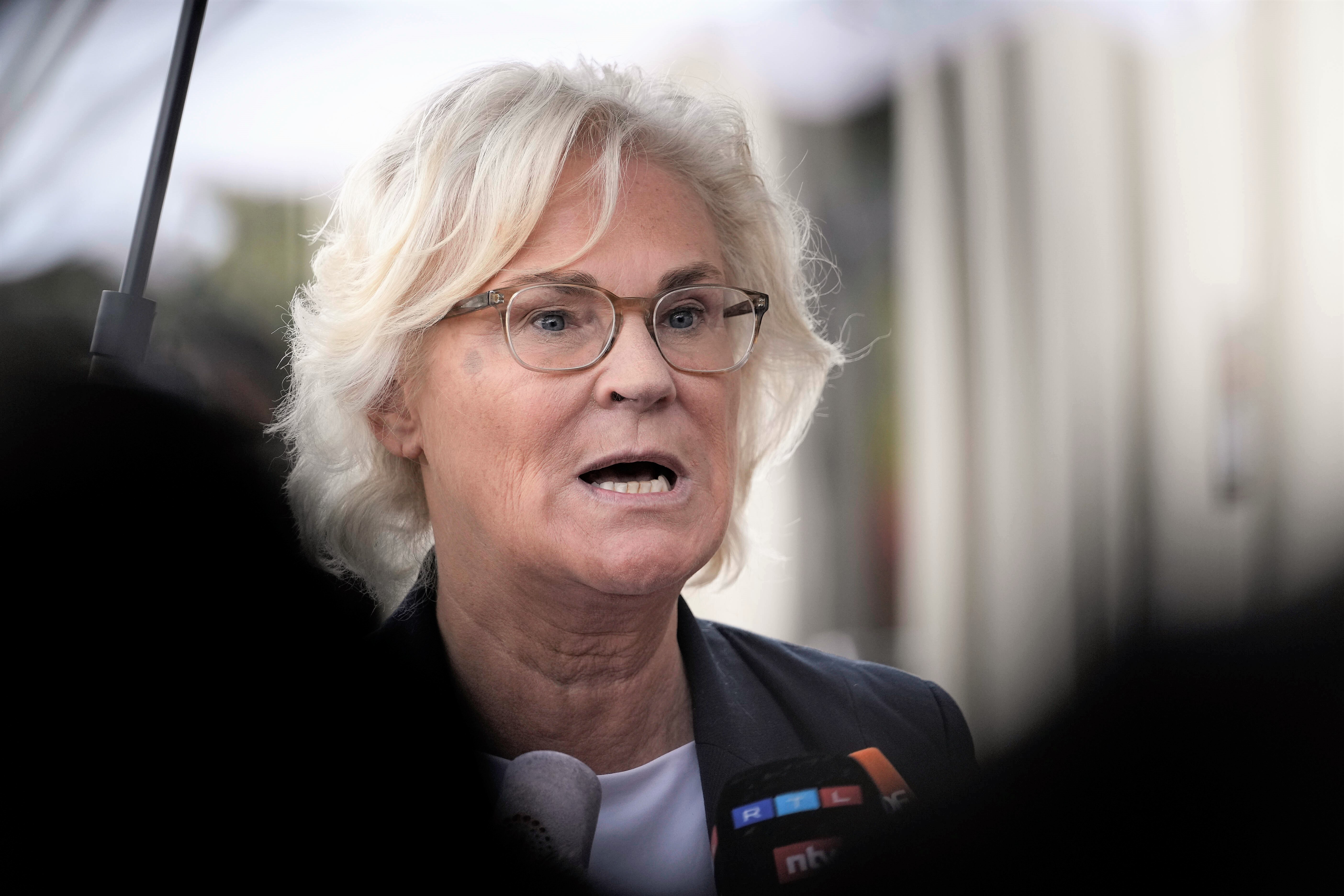 Neuer Skandal um Verteidigungsministerin Lambrecht - Wie lang ist diese Ministerin noch haltbar?