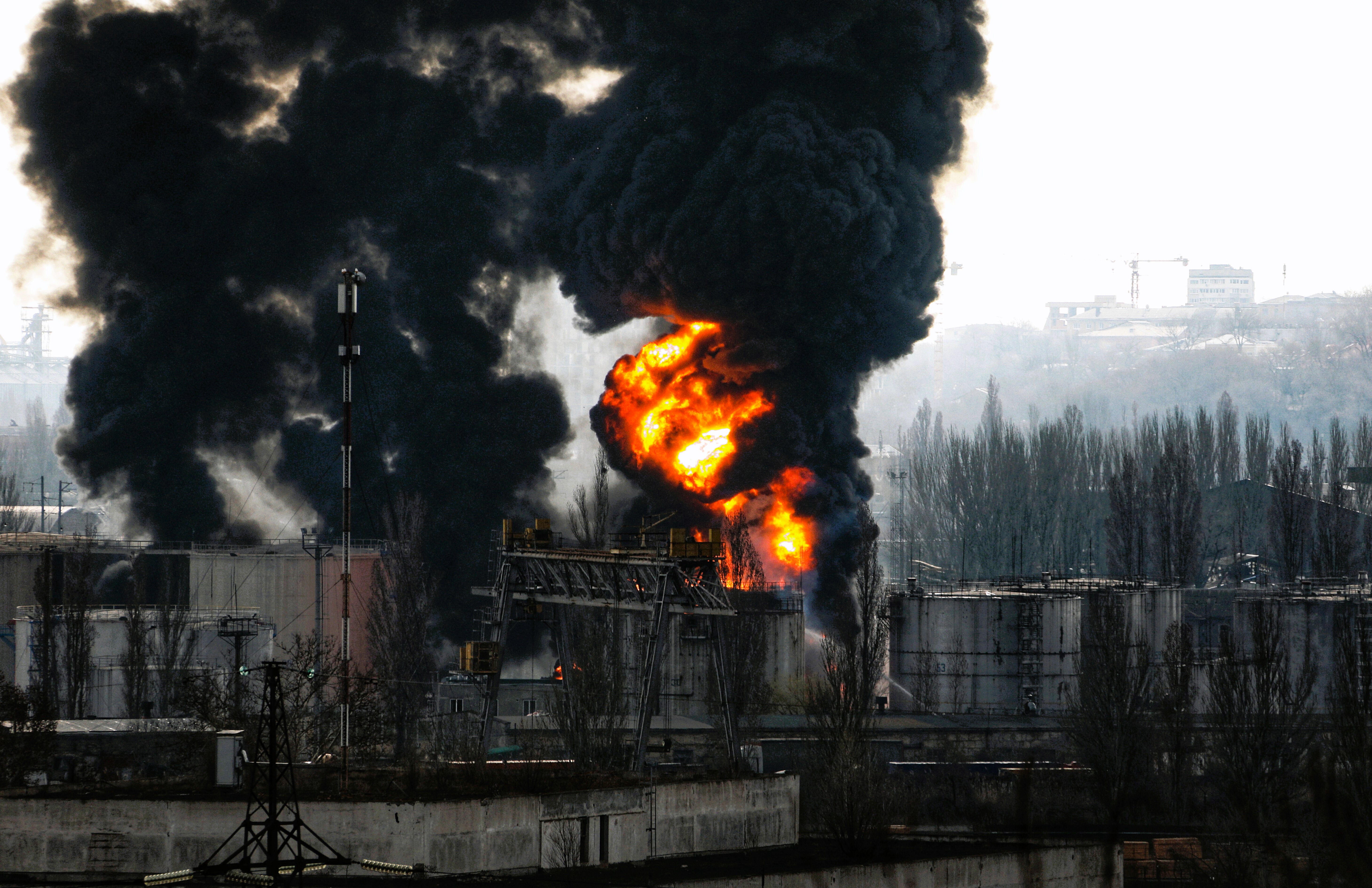 Terroranschlag in Russland! Größte Ölraffinerie Sibiriens steht in Flammen - Putin wird im eigenen Land angegriffen!