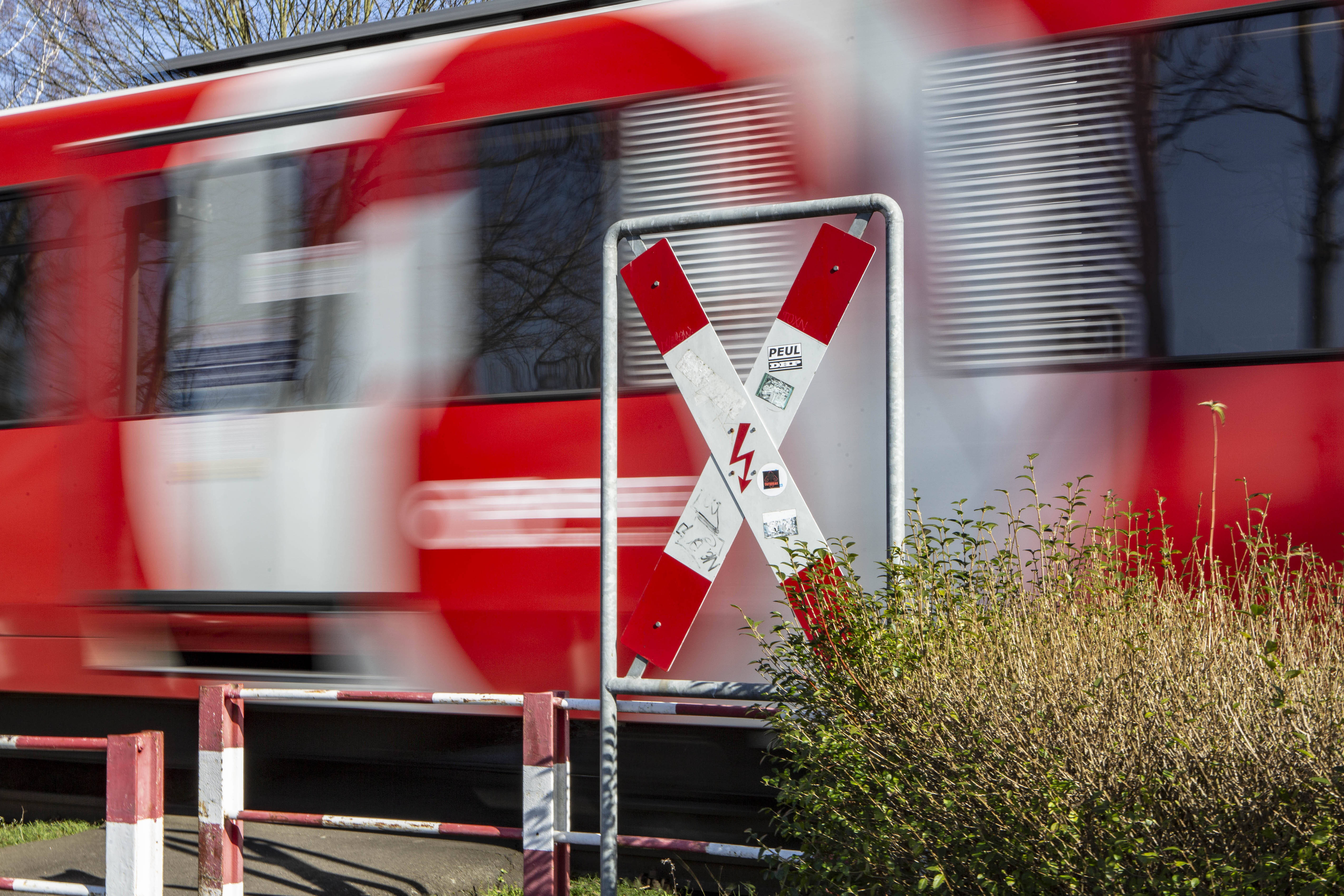 Chaos bei der Bahn! Stromleitungen fällt auf Zug - Evakuierung erst nach 2 Std.!