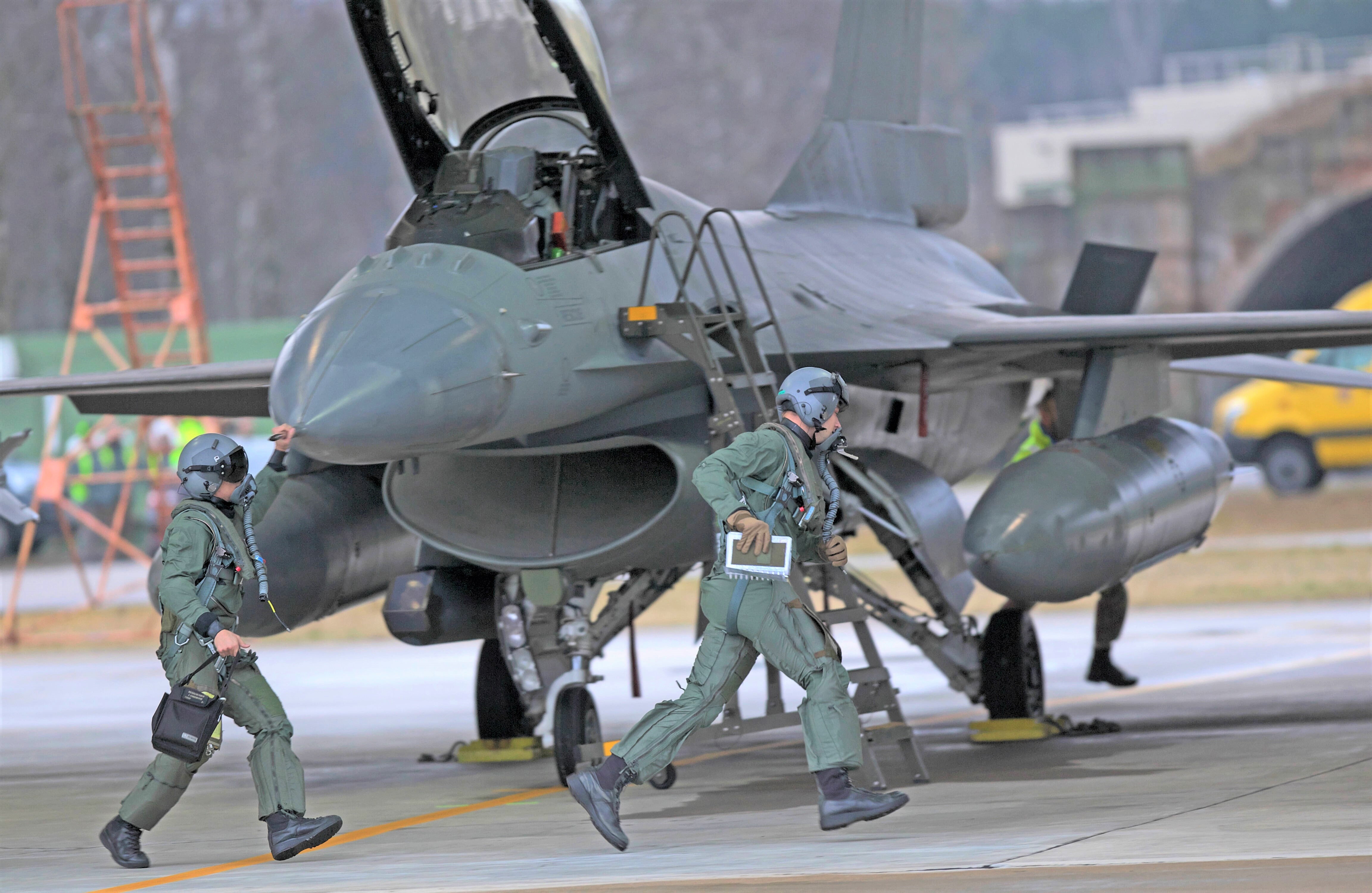 Russische Flugzeuge gesichtet! Alarmstart für deutsche Eurofighter! Luftwaffe sichert das Baltikum