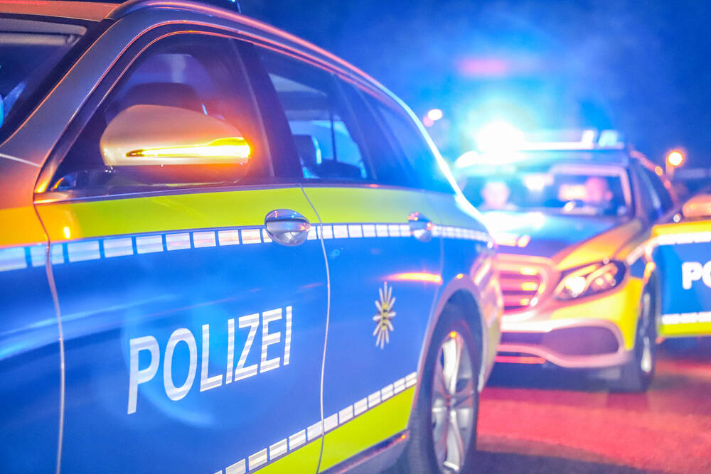 Dramatische Verfolgungsjagd endet in Sackgasse! Autofahrer rast auf Polizeibeamte zu - Schüsse fallen!