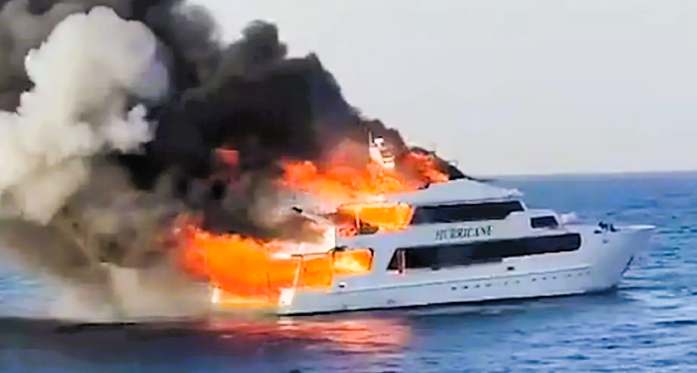 Ausflugsboot-Boot gerät in Flammen - viele Urlauber vermisst! Drama auf dem offenen Meer!
