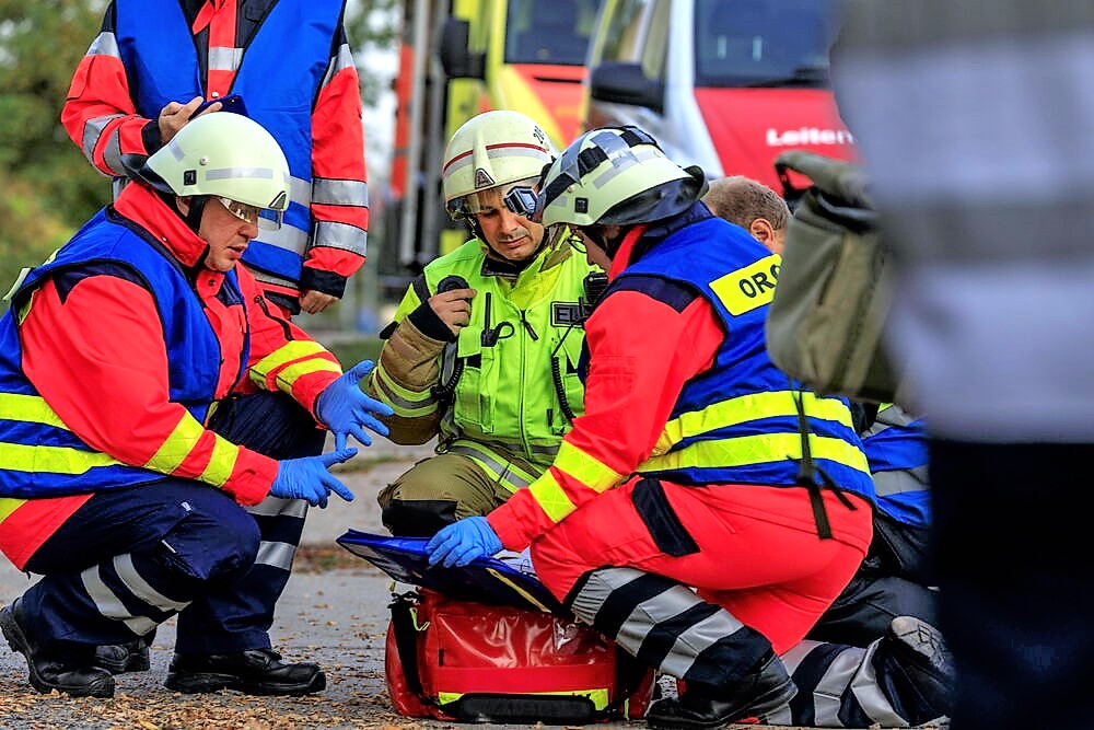 Kind stürzt aus dem 6. Stock im Mehrfamilienhaus! Schock-Unfall in Hamburg