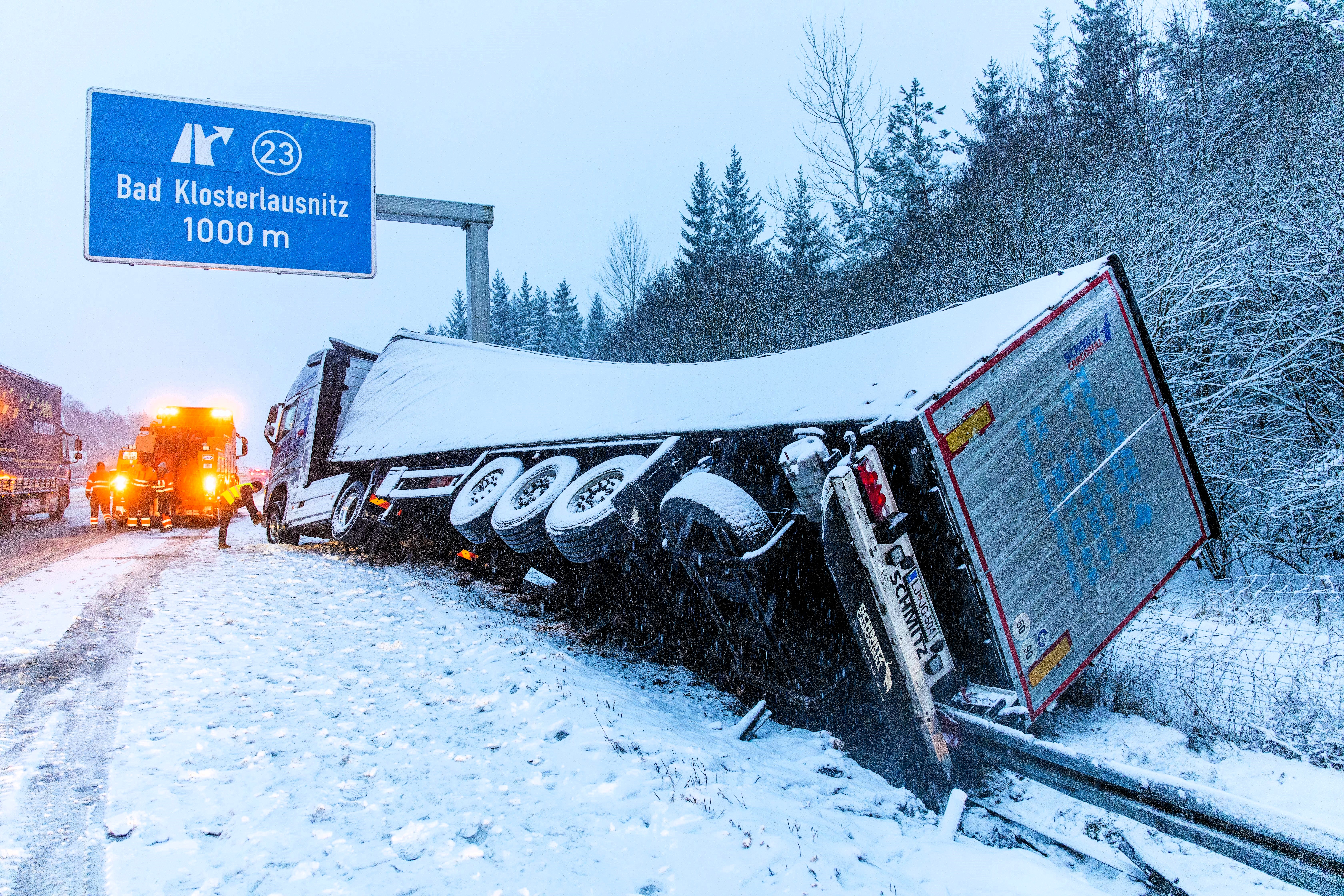 Schnee-Alarm! Mega-Unfall legt ganze Autobahn lahm - 18 Fahrzeuge beteiligt!