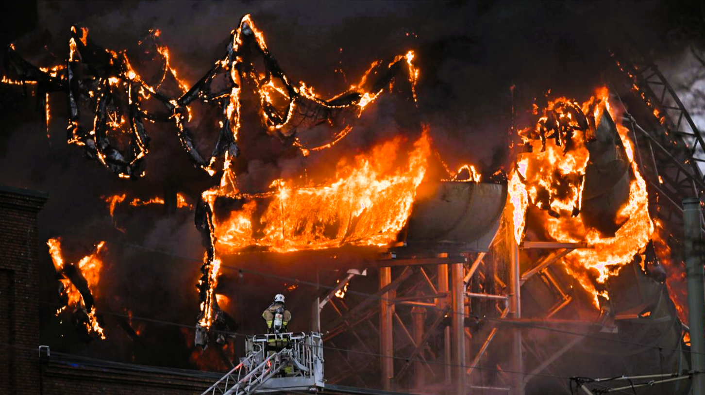 Flammeninferno in Spaßbad, ein Mensch vermisst! Feuerwehr kämpft verzweifelt gegen das Feuer! Sogar die Rutschen explodieren!