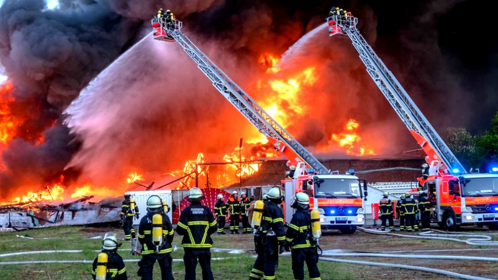 Warnung der Feuerwehr! Tonnenweise Elektroschrott in Brand geraten - "Halten Sie die Fenster geschlossen"