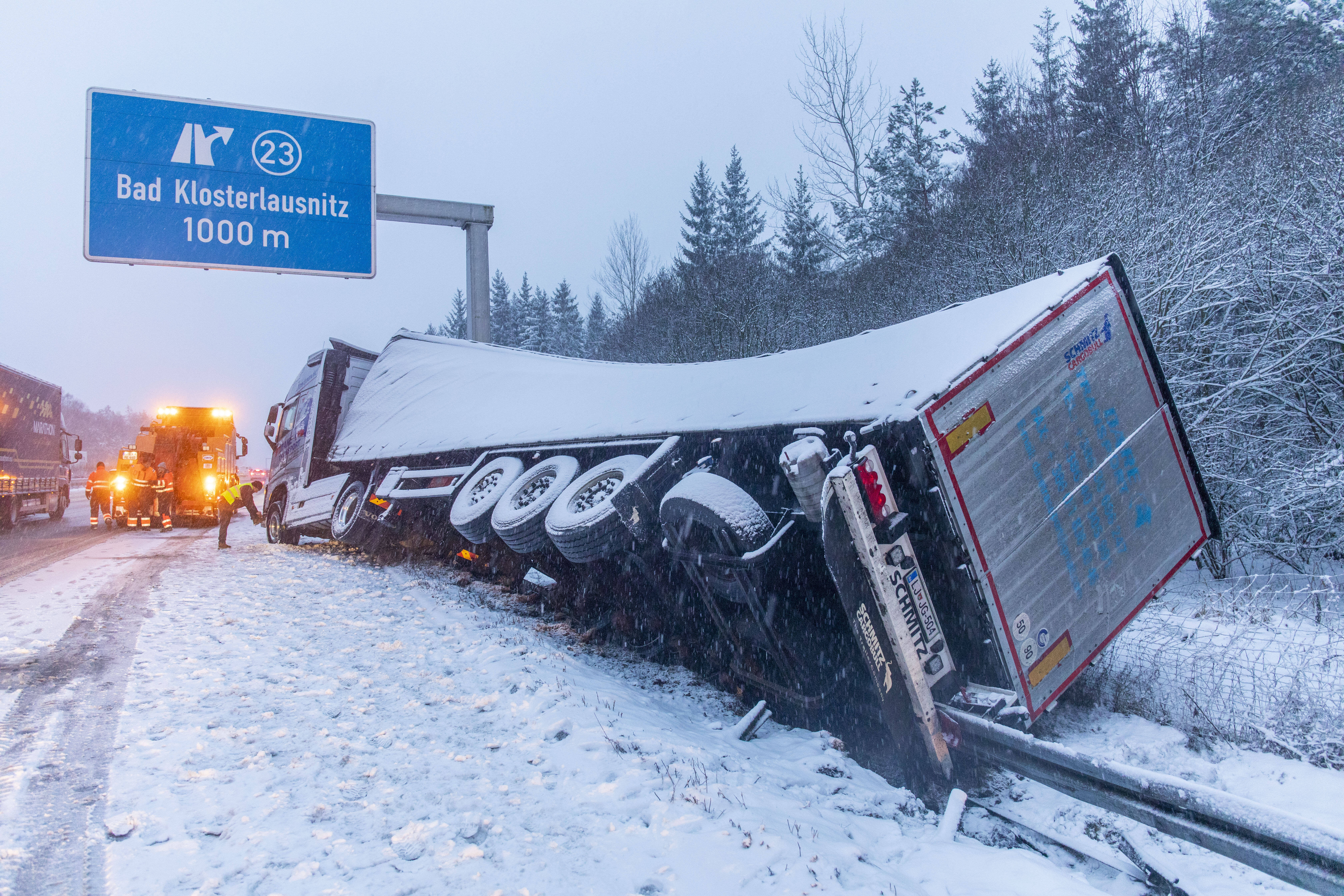 3 Lastwagen rasen ineinander! Autobahn voll gesperrt - Unfall mit 3 Lastwagen sorgt für schwere Verkehrsbedingungen