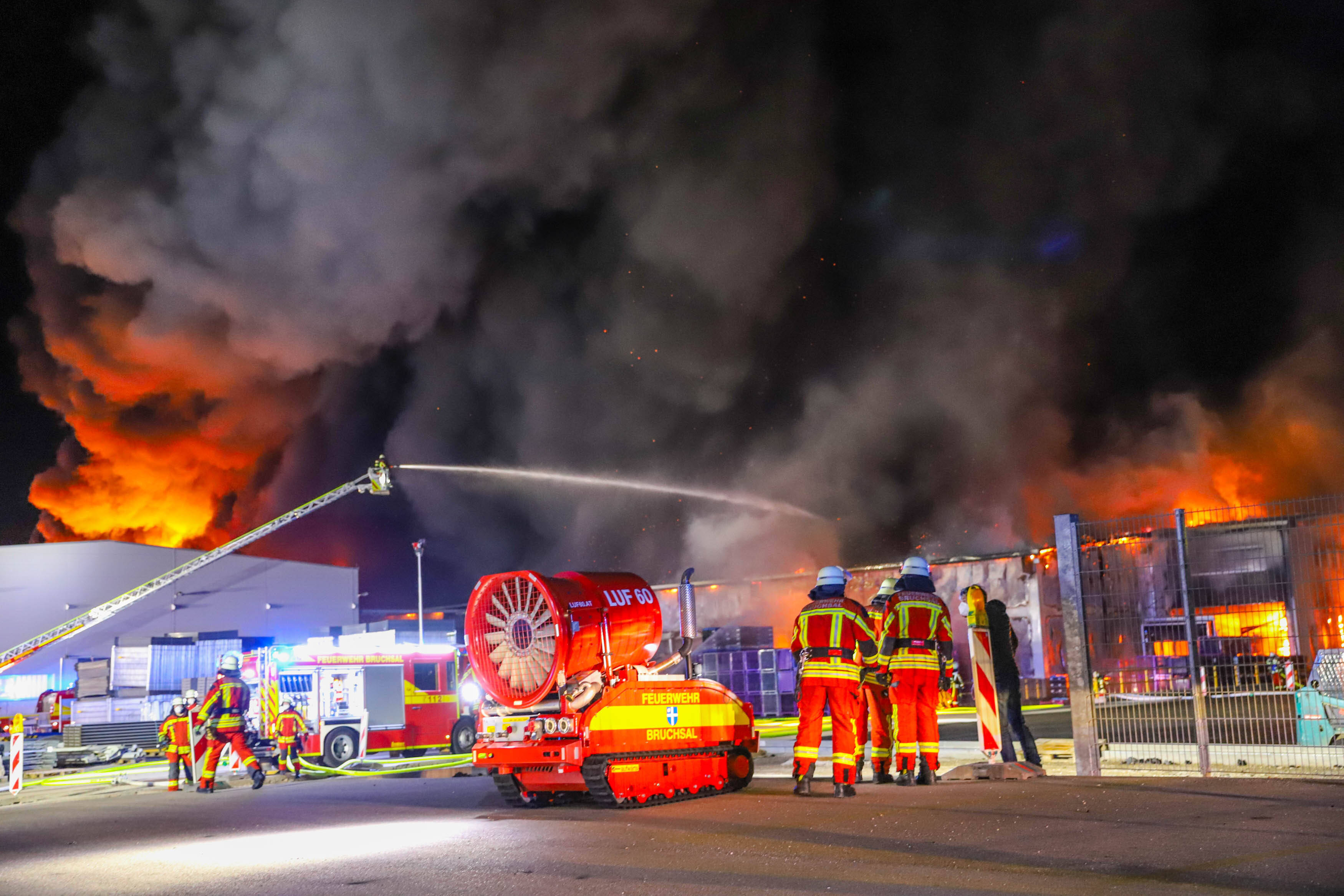 Feuerinferno in Flensburg! 2 Tote - Wohnhaus in Flammen! 9 Verletzte - Großeinsatz der Rettungskräfte