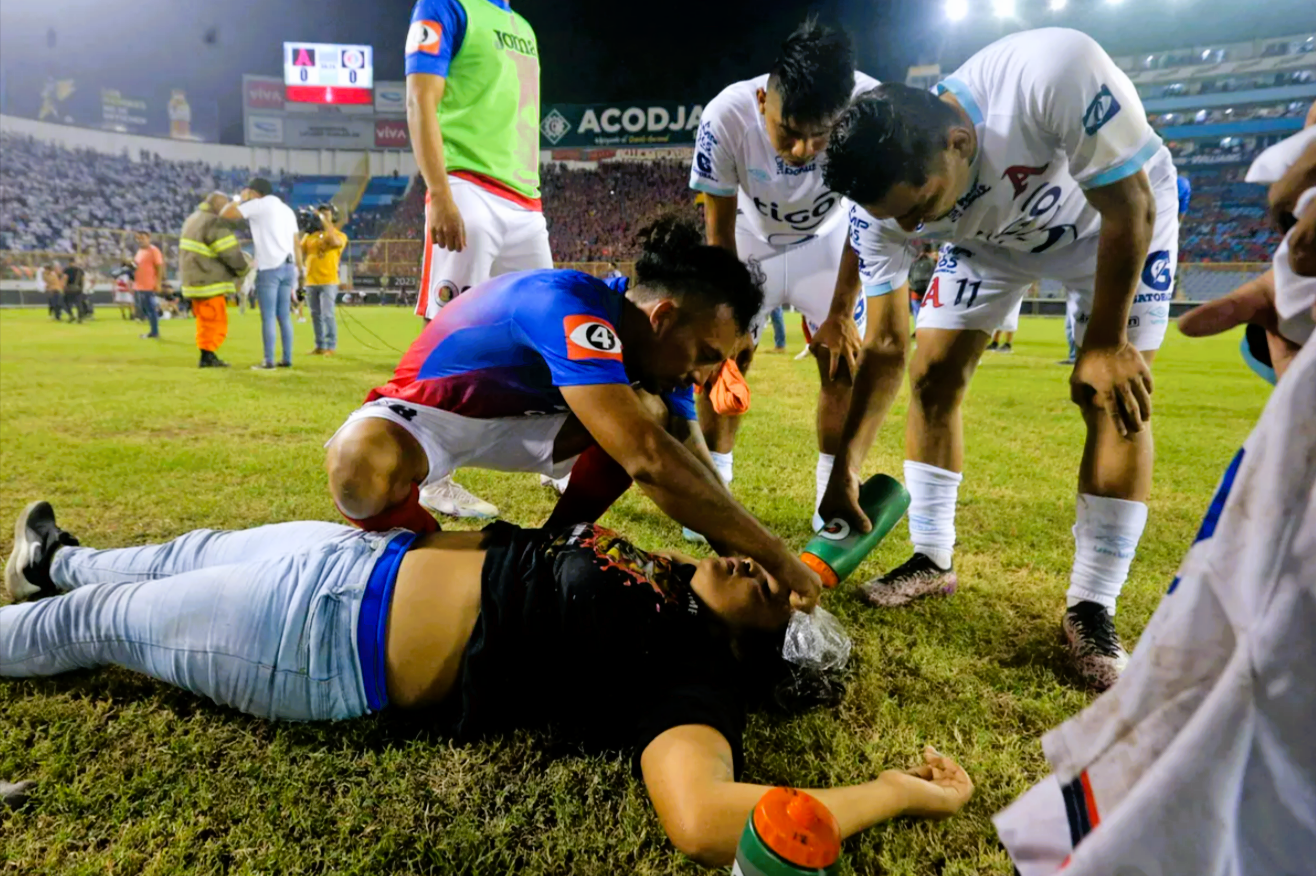 Massenpanik im Fußballstadion - Mindestens 11 Menschen getötet