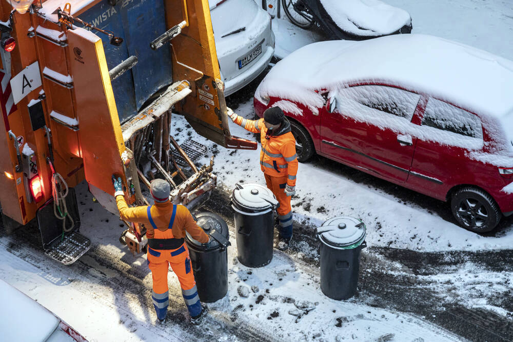 Müllmann wird in Müllpresse gezogen! Dramatischer Unfall in Hamburg