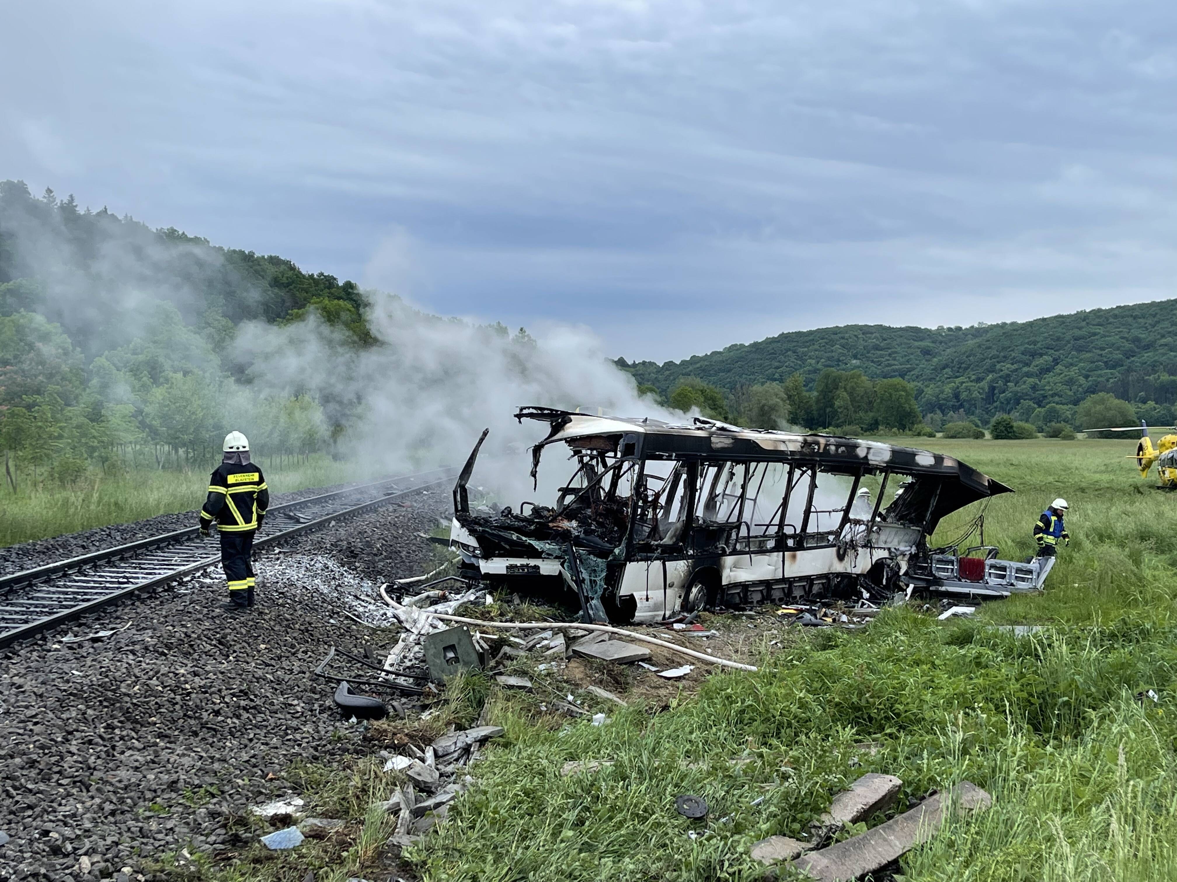 Zug rammt LKW! Fahrer stirbt vor Ort! Tragisches Unglück auf Bahnübergang