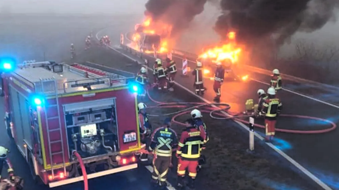 EILMELDUNG - Horror-Unfall! 16 Verletzte auf der Autobahn - LKW rast in Stauende!