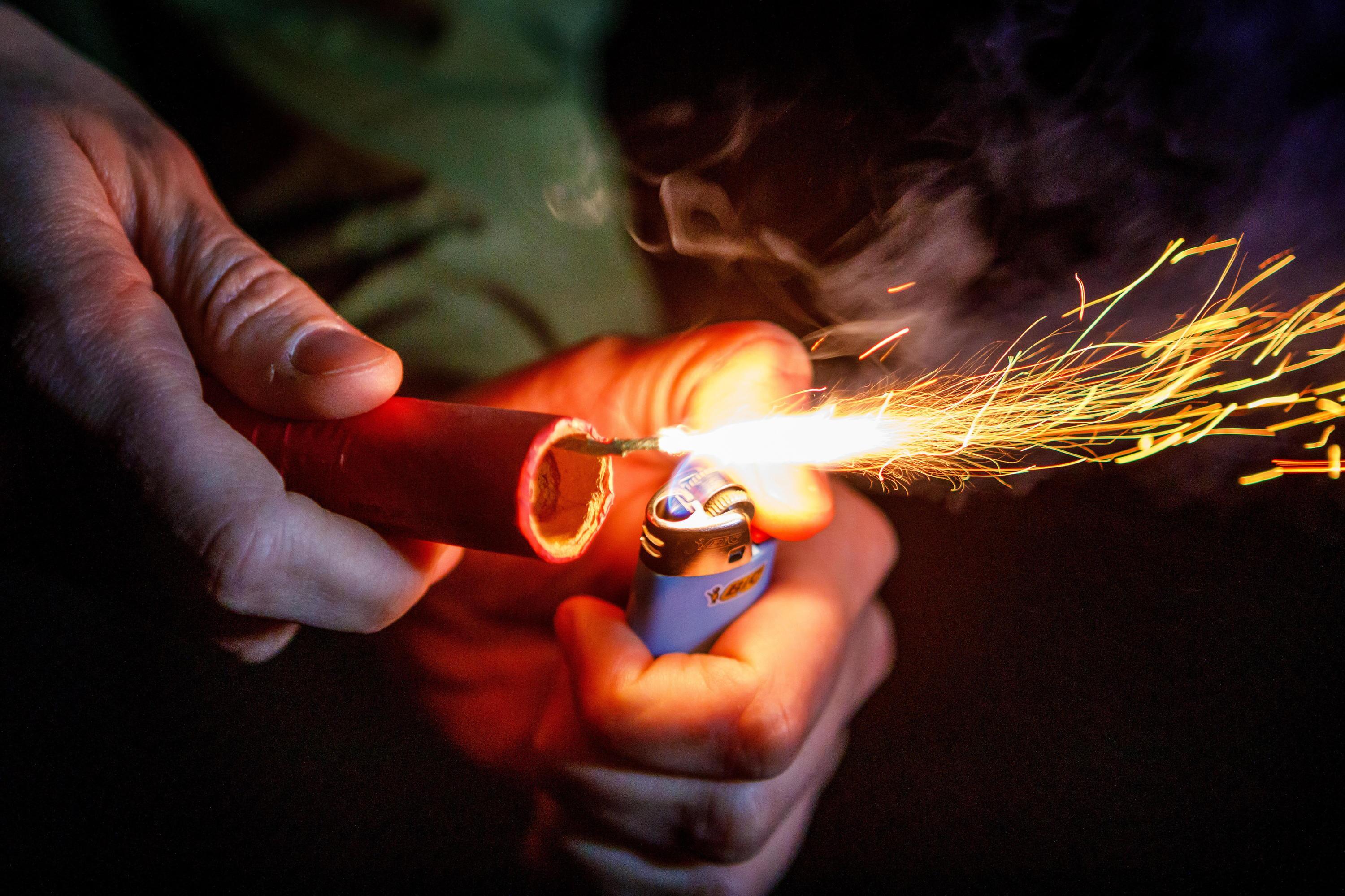 Auto mit 75 Kilo Feuerwerkskörper explodiert weil Fahrer im Auto rauchte