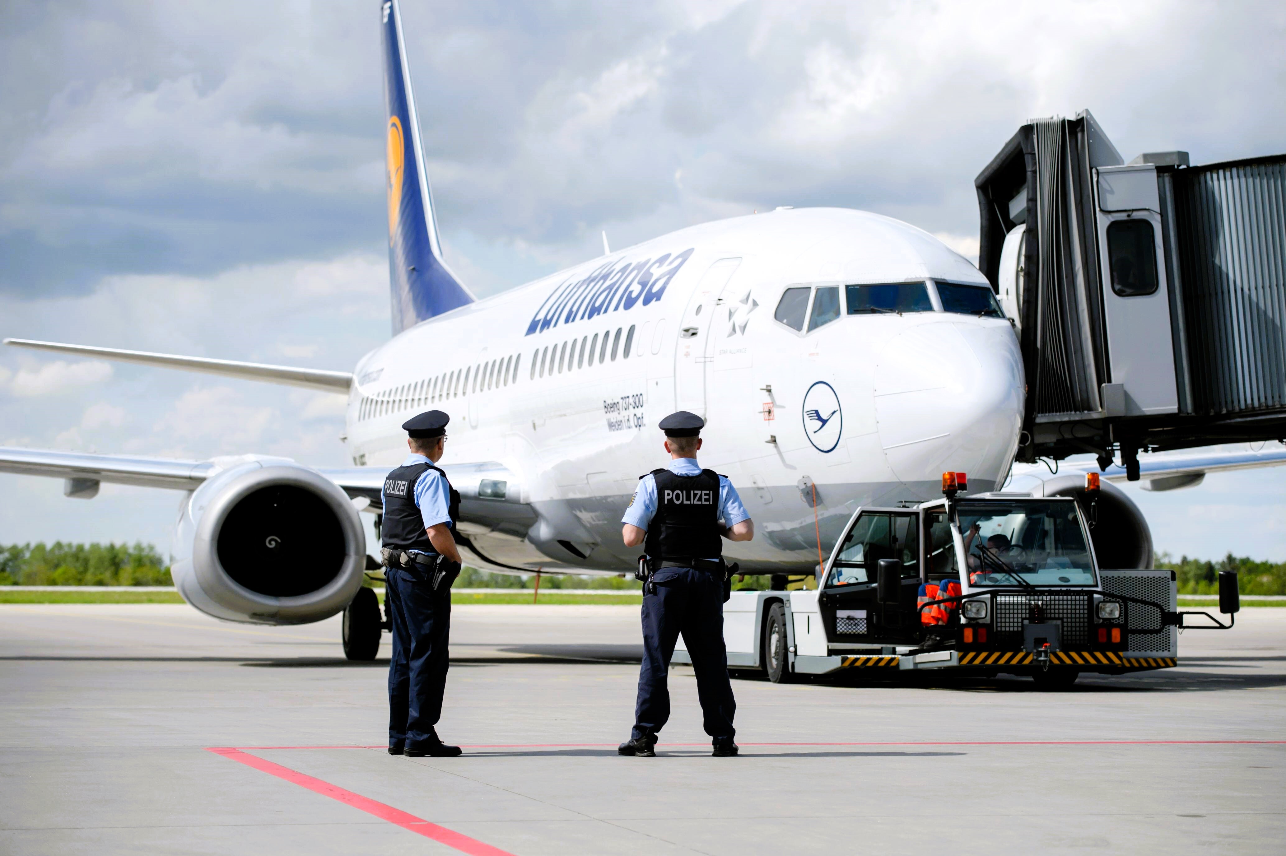 Prügelattacke im Lufthansa-Flieger! Deutscher Manager dreht durch  - Pilot muss umkehren!