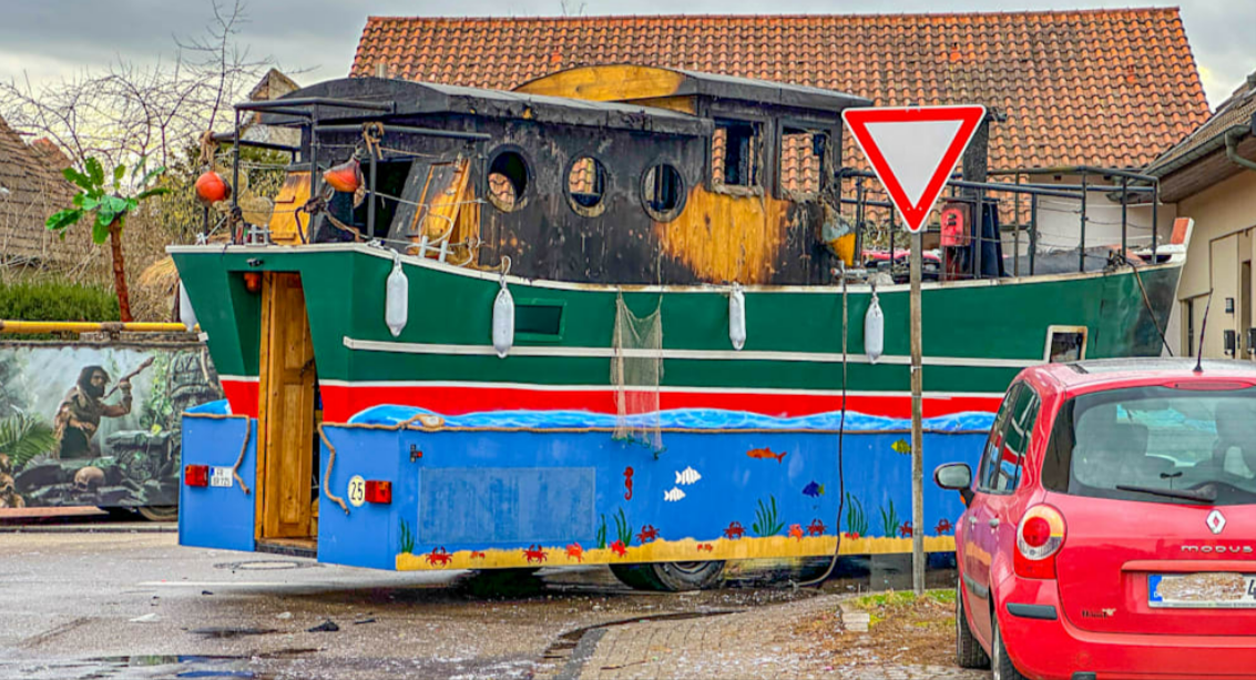 Feuer bei Karnevalsumzug! Faschingswagen gehen in Flammen auf - Mehrere Menschen schwer verletzt