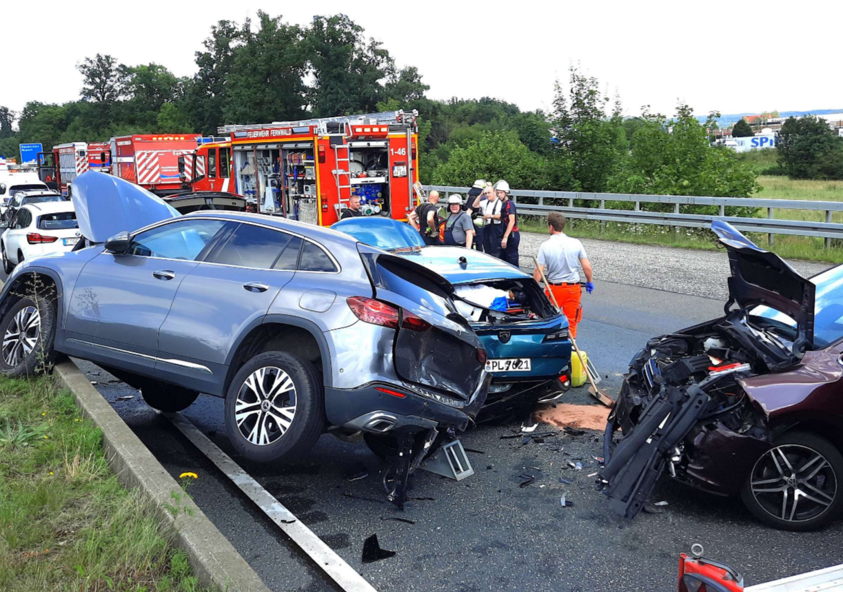 Familie bei Unfall fast ausgelöscht! Tödlicher Unfall fordert 2 Todesopfer, Retter entsetzt