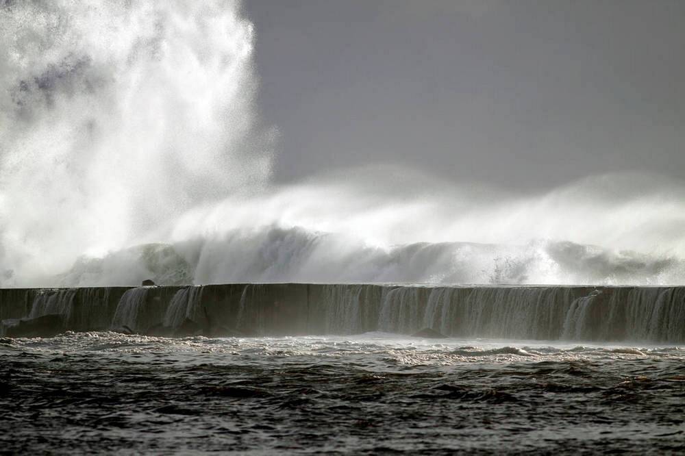 Une vague gigantesque entraîne plusieurs touristes en mer ! Une île espagnole de vacances devient un cauchemar
